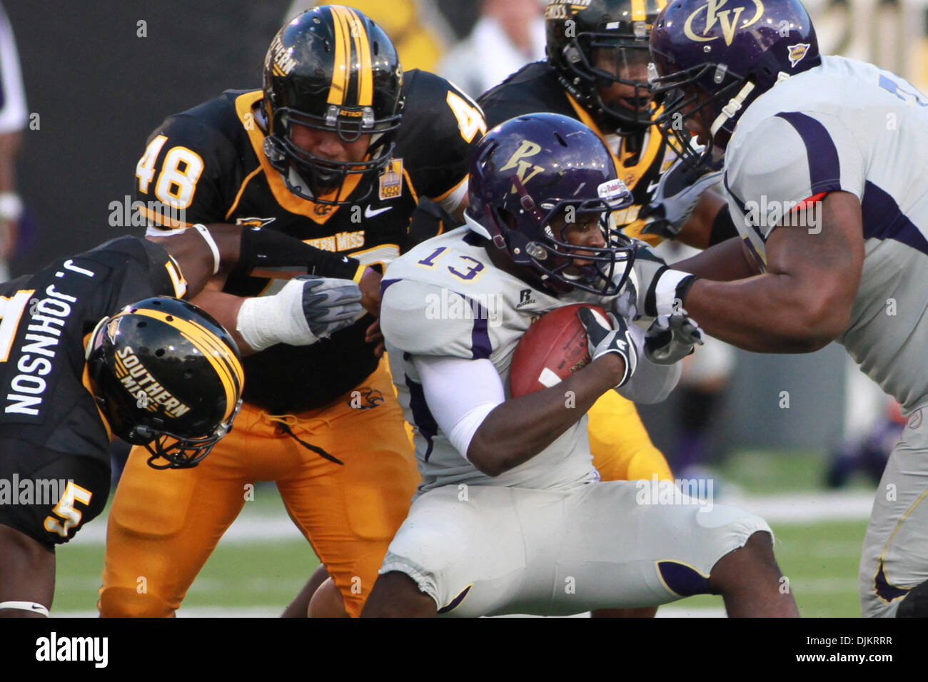 11. September 2010 bekommt - Hattiesburg, Mississippi, Vereinigte Staaten von Amerika - Prairie View A & M RB Donald Babers (13) von Southern Miss DT John Henderson (48) und Southern Miss CB Jerrion Johnson (5) schwärmten. Southern Miss besiegte Prairie View A & M 34-7 im Spiel im M.M. Roberts Stadium. (Kredit-Bild: © Collin Hays/Southcreek Global/ZUMApress.com) Stockfoto