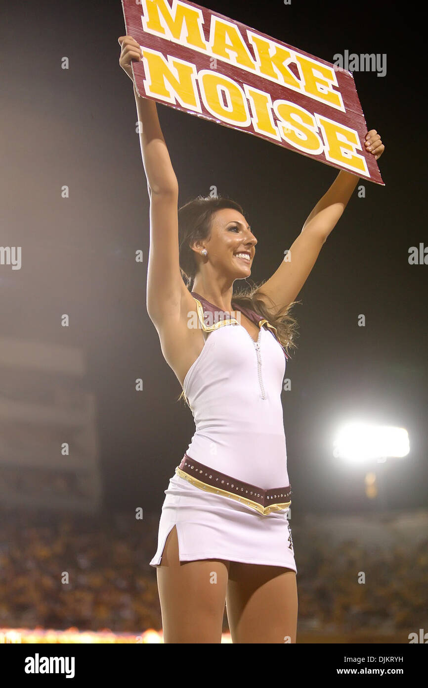 11. September 2010 - Tempe, Arizona, Vereinigte Staaten von Amerika - ASU Spirit Squad Cheerleader hält ein Schild um die Fans zu sammeln (Credit-Bild: © Bruce Yeung/Southcreek Global/ZUMApress.com) Stockfoto