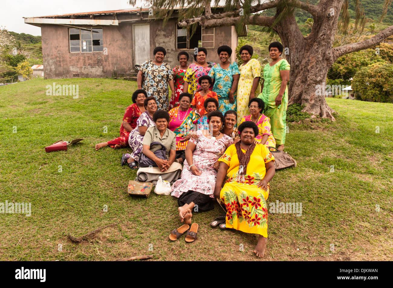 Gruppe Schuss des Matuku Frauenausschusses entspannen nachdem sie inspizierten Toiletten in Qalikarua Dorf, Matuku, Fidschi gewesen waren. Stockfoto