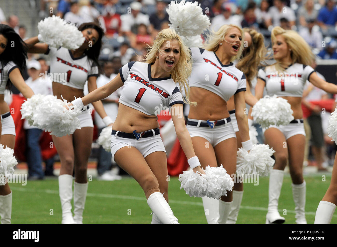 12. September 2010 durchführen - Houston, Texas, Vereinigte Staaten von Amerika - The Houston Texans Cheerleader vor dem Spiel zwischen den Houston Texans und die Indianapolis Colts. Die Texaner gegen die Colts 34-24. (Kredit-Bild: © Jerome Miron/Southcreek Global/ZUMApress.com) Stockfoto