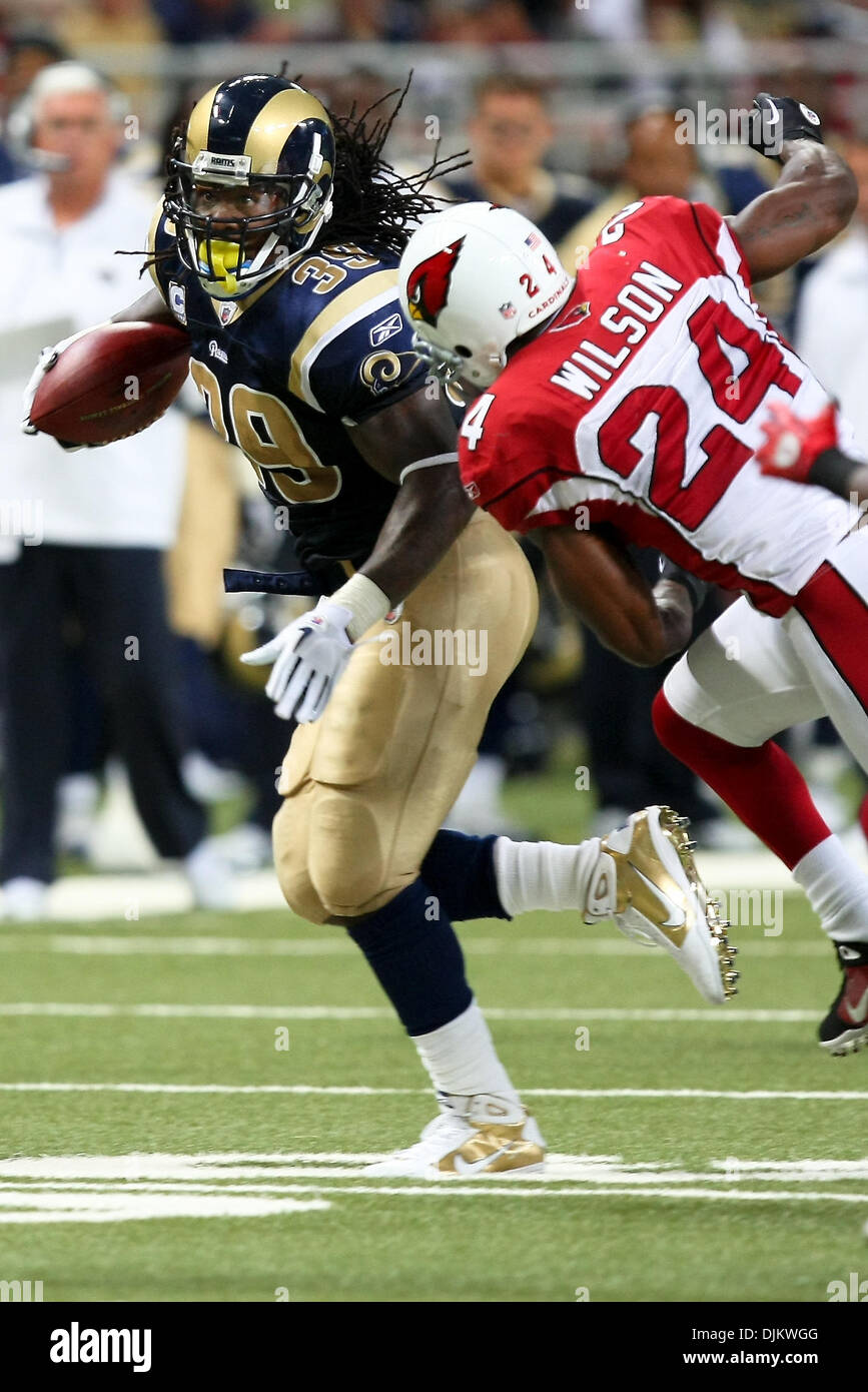 12. September 2010 - Saint Louis, Missouri, Vereinigte Staaten von Amerika - Saint Louis Rams Running Back Steven Jackson (#39) trägt den Ball als Arizona Cardinals Sicherheits-Adrian Wilson (24) während eines Spiels zwischen den St. Louis Rams und die Arizona Cardinals im Edward Jones Dome in Saint Louis, Missouri schließt. Die Cardinals geschlagen die Rams 17-13. (Kredit-Bild: © Scott Kane/Süd Stockfoto