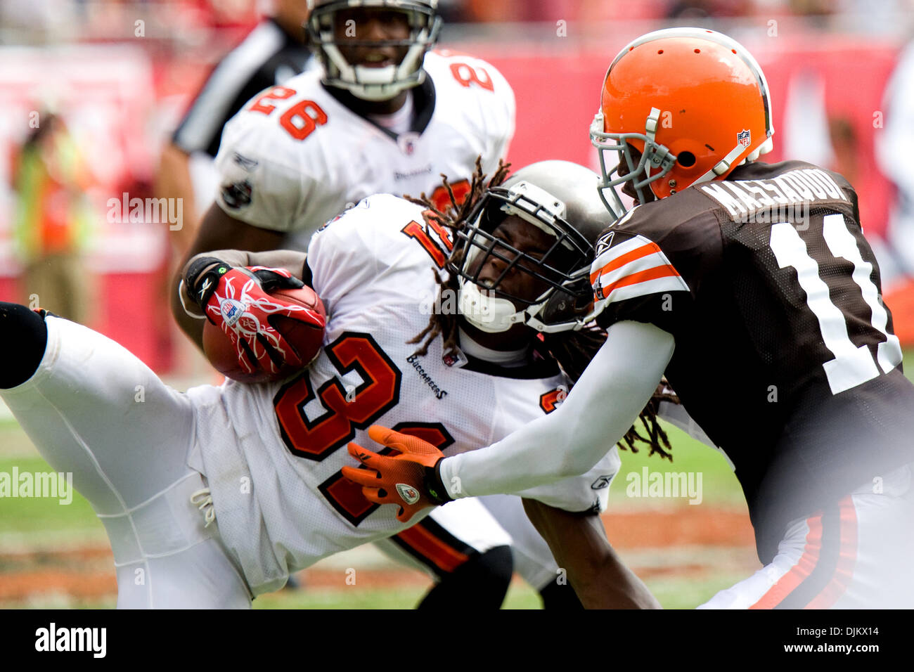 Sept. 12, nimmt 2010 - Tampa, Florida, Vereinigte Staaten von Amerika - Tampa Bay Buccaneers Cornerback e.j. Biggers (31) aus einen Pass für Cleveland Browns Wide Receiver Mohamed Massaquoi (11) im vierten Quartal Aktion bestimmt. Die Buccaneers besiegen die Cleveland Browns 17-14 im Raymond James Stadium in Tampa, Florida. (Kredit-Bild: © Anthony Smith/Southcreek Global/ZUMApress.com) Stockfoto