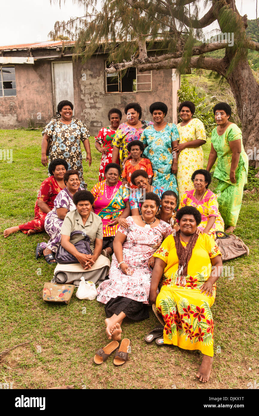 Gruppe Schuss des Matuku Frauenausschusses entspannen nachdem sie inspizierten Toiletten in Qalikarua Dorf, Matuku, Fidschi gewesen waren. Stockfoto