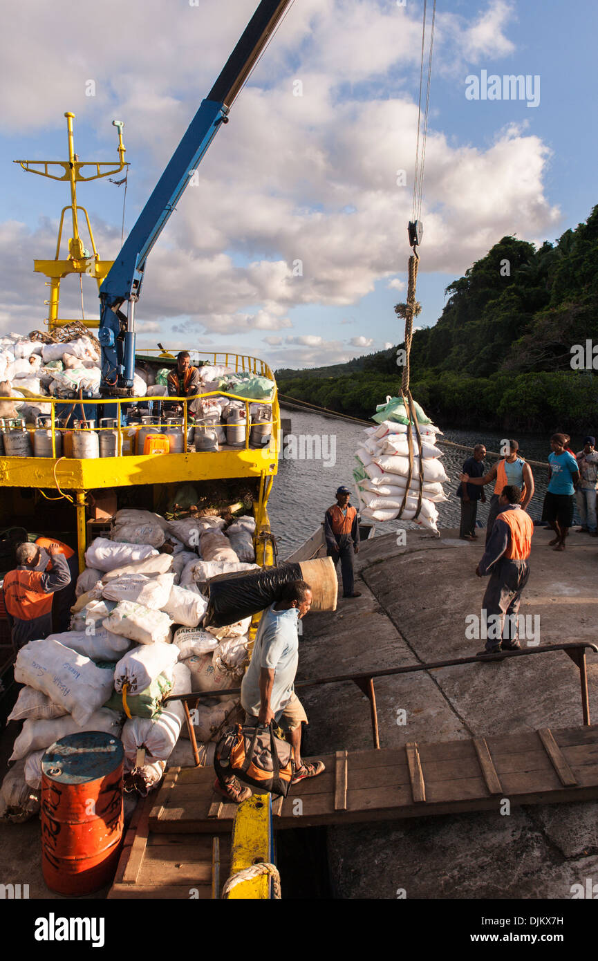 Entladung Säcke mit Mehl und Zucker aus der unregelmäßigen liefern Boot Lady Sandy auf der Werft in der Nähe von Lomati, Matuku-Fiji Stockfoto