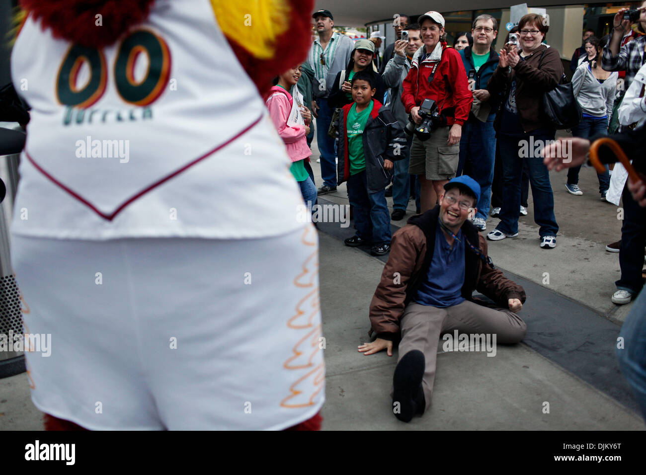 17. September 2010 Herausforderungen - Seattle, Washington, USA - ein Mann dem Sturm-Maskottchen - '' Doppler'' - ein Tanz-off.  Das All-Frau Seattle Storm Basketballteam kehrt in ihre Heimatstadt nach einem Sieg über Traum 87-84 zu ihrem 2. WNBA Titel gewinnen. (Kredit-Bild: © Jordan Stead/ZUMApress.com) Stockfoto