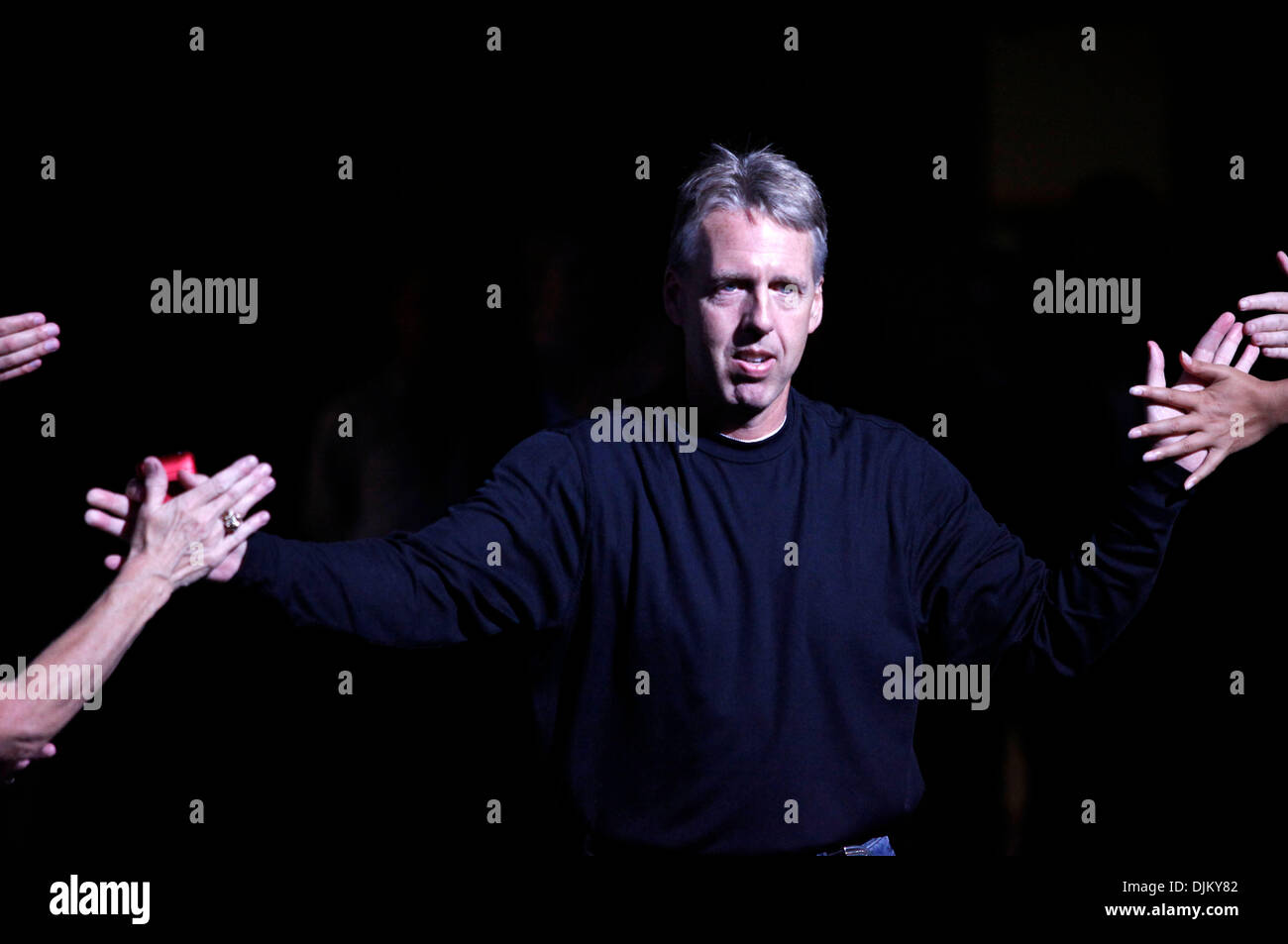 17. September 2010 entsteht - Seattle, Washington, USA - Sturm-Cheftrainer Brian Agler auf den Boden. Das All-Frau Seattle Storm Basketballteam kehrt in ihre Heimatstadt nach einem Sieg über Traum 87-84 zu ihrem 2. WNBA Titel gewinnen. (Kredit-Bild: © Jordan Stead/ZUMApress.com) Stockfoto