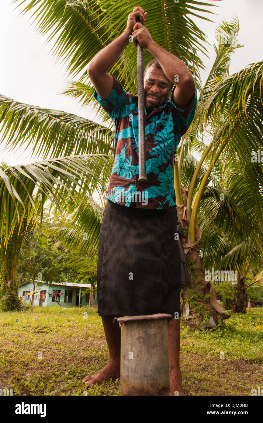 Mosese Ragutulei hämmerte Kava während ein Abschied für fünf Tauchern für Seegurken in Fulaga Lagune, Fidschi getaucht hatte Stockfoto