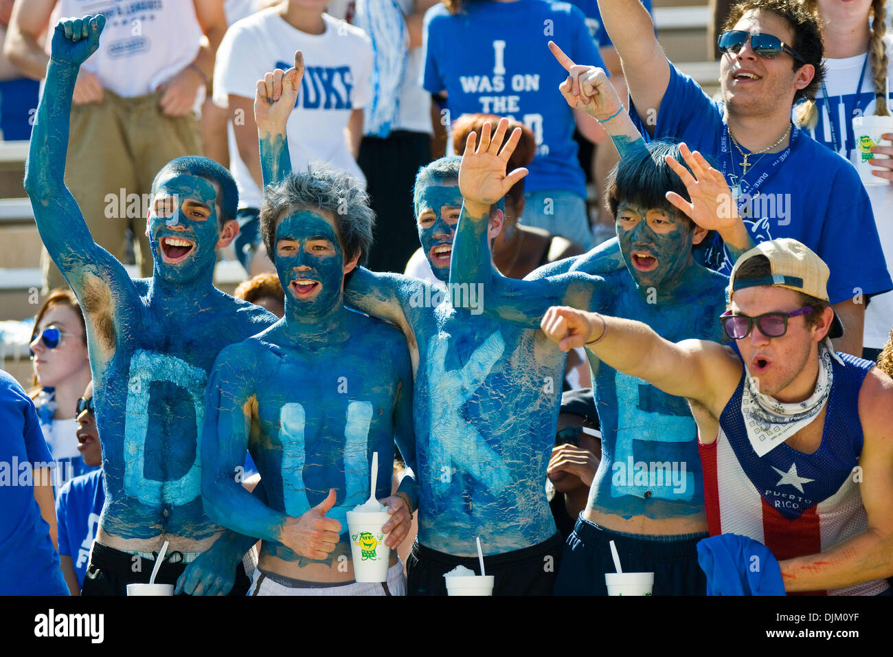 18. September 2010 gekleidet - Durham, North Carolina, Vereinigte Staaten von Amerika - Herzog-Fans für Spiel mit Alabama. Alabama schlägt Herzog 62-13 im Wallace Wade Stadium (Credit-Bild: © Mark Abbott/Southcreek Global/ZUMApress.com) Stockfoto