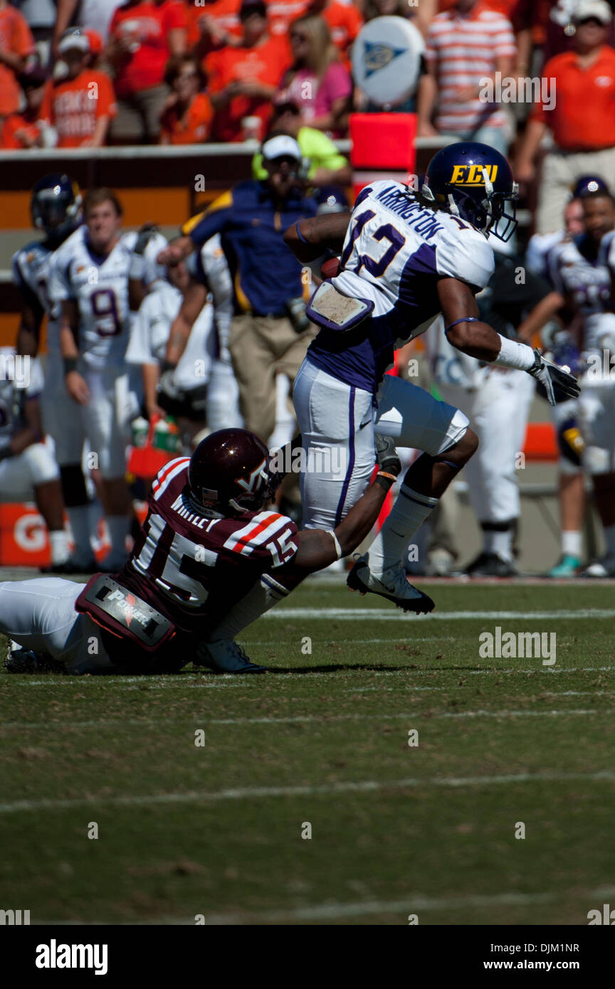 18. September 2010 - Blacksburg, Virginia, Vereinigte Staaten von Amerika - East Carolina Dayon Arrington (#12) versucht zu brechen weg von Virginia Tech FS Eddie Whitley (#15) im 1. Quartal Aktion Lane-Stadion in Blacksburg, Virginia. Virginia Tech besiegt East Carolina 42-27. (Kredit-Bild: © Rassi Borneo/Southcreek Global/ZUMApress.com) Stockfoto