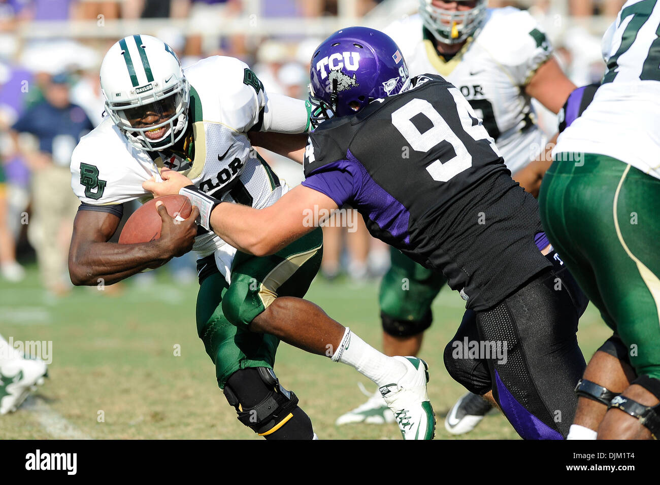 18. September 2010-quarterback - Fort Worth, Texas, Vereinigte Staaten von Amerika - TCU Horned Frogs defensive Tackle D.J. Yendrey (94) Säcke Baylor Bears Robert Griffin III (10) in der ersten Hälfte des Spiels zwischen Texas Christian University und Baylor University. Der gehörnte Frösche führen die Bären 35-3. (Kredit-Bild: © Jerome Miron/Southcreek Global/ZUMApress.com) Stockfoto