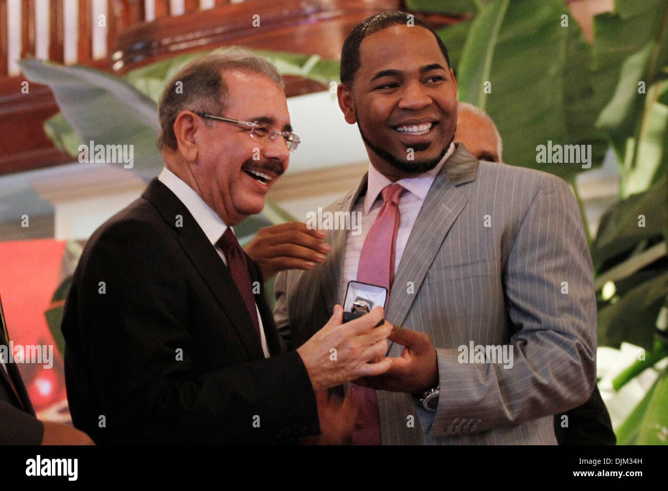 Santo Domingo, Dominikanische Republik. 28. November 2013. Player Edwin Ruiz (R) posiert mit Dominikanische Republik Präsident Danilo Medina während einer Zeremonie für die dominikanischen Spieler für den Gewinn der World Baseball Classic 2013, in Santo Domingo, Hauptstadt der Dominikanischen Republik am 28. November 2013 Meisterschaft Ringe bereitzustellen. Die Dominikanische Baseball-Team gewann die Meisterschaft in der World Baseball Classic im März 2013. Bildnachweis: Xinhua/Alamy Live-Nachrichten Stockfoto