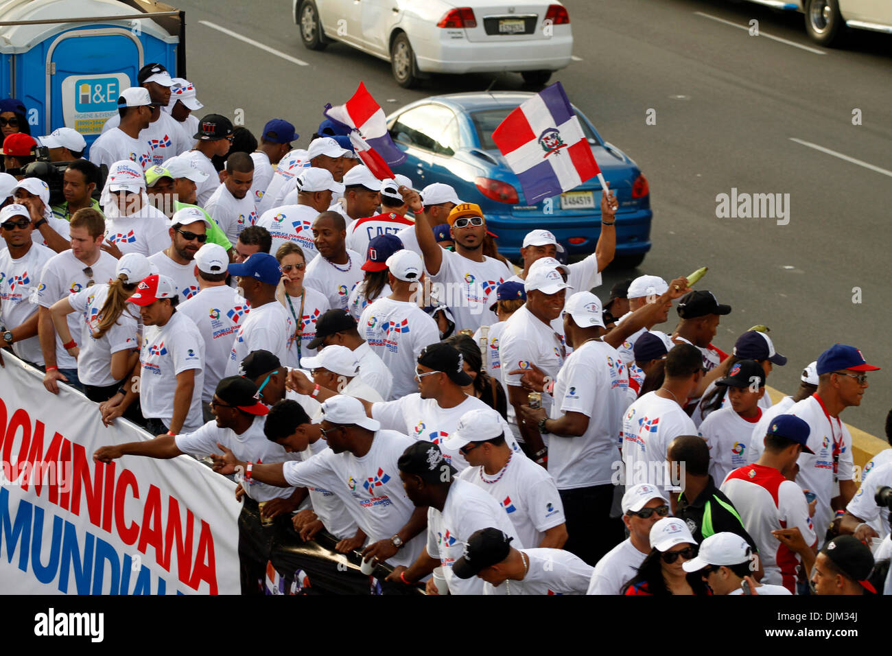 Santo Domingo, Dominikanische Republik. 28. November 2013. Spieler des dominikanischen Baseball-Teams teilnehmen während der Feier-Parade für die Meisterschaft der Nationalmannschaft in der World Baseball Classic 2013, in Santo Domingo, Dominikanische Republik Hauptstadt der Dominikanischen Republik am 28. November 2013. Vor der Parade lieferte Dominikanische Republik Präsident Danilo Medina Meisterschaft Ringe an der Dominikanischen Spieler für den Gewinn der World Baseball Classic, im März 2013 statt. Bildnachweis: Xinhua/Alamy Live-Nachrichten Stockfoto