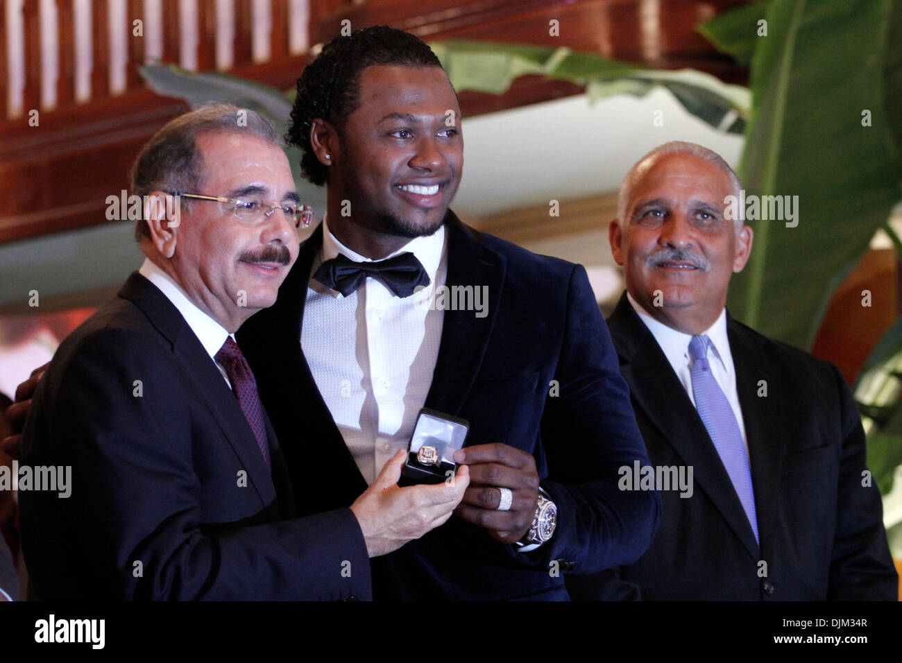 Santo Domingo, Dominikanische Republik. 28. November 2013. Player Hanley Ramirez (C) Posen mit Dominikanische Republik Präsident Danilo Medina (L) im Rahmen einer Feierstunde für die dominikanischen Spieler für den Gewinn der World Baseball Classic 2013, in Santo Domingo, Hauptstadt der Dominikanischen Republik am 28. November 2013 Meisterschaft Ringe bereitzustellen. Die Dominikanische Baseball-Team gewann die Meisterschaft in der World Baseball Classic im März 2013. Bildnachweis: Xinhua/Alamy Live-Nachrichten Stockfoto