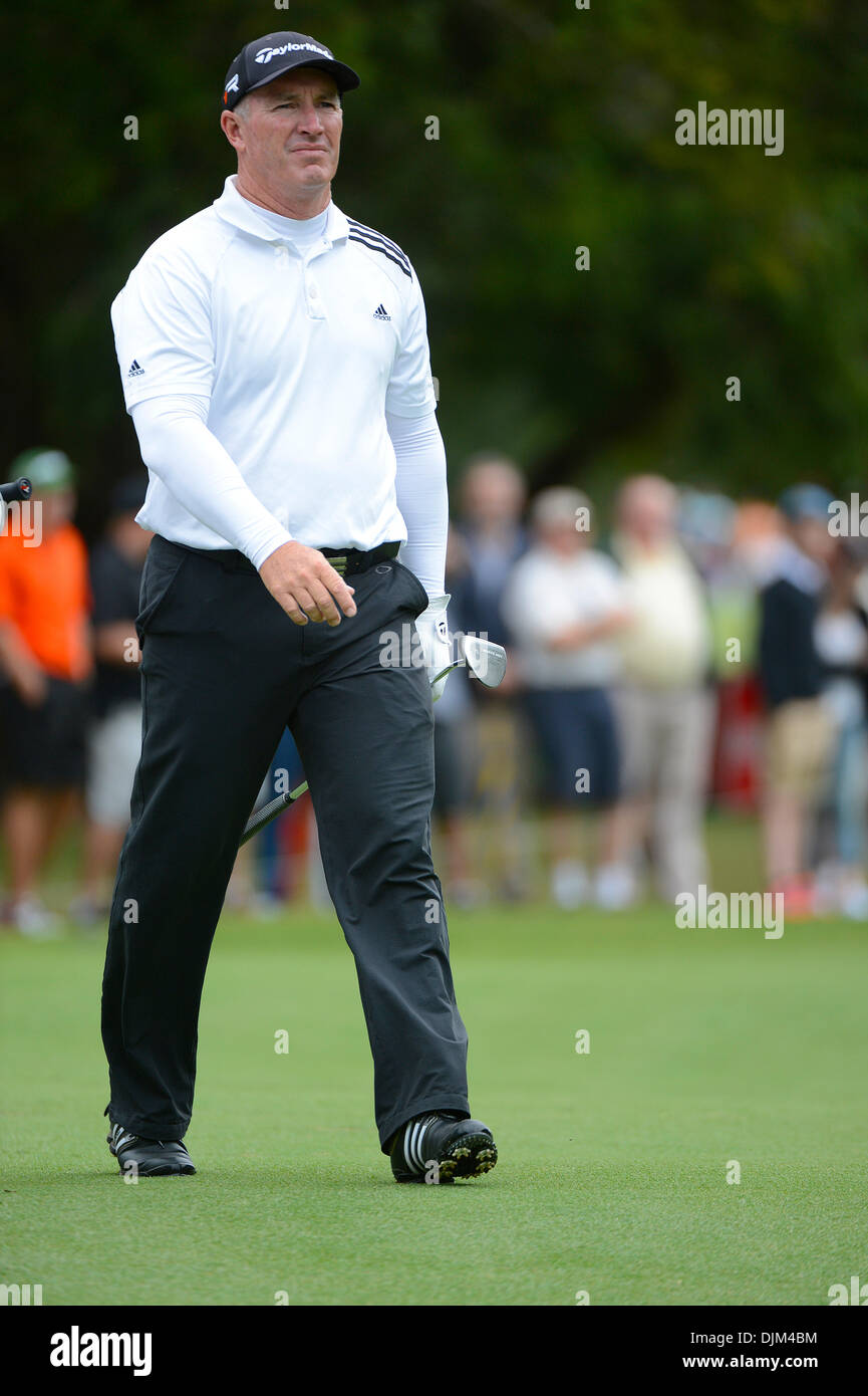 Sydney, Australien. Freitag, 29. November 2013. Peter Lonard schreitet die 18. Spielbahn in der zweiten Runde bei den Australian Open der Emirate. Sydney Australien Credit: Tony Bowler/Alamy Live-Nachrichten Stockfoto