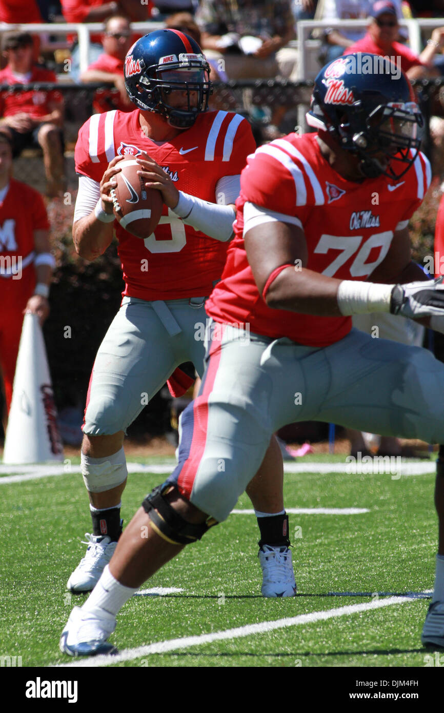 18. September 2010 - Oxford, Mississippi, Vereinigte Staaten von Amerika - Ole Miss QB Jeremiah Masoli (8) schaut Feld als Ole Miss OL Bobby Massie (79) versucht, ihm Zeit während Vanderbilt 28-14 Sieg über Ole Miss in Oxford, MS. geben (Credit-Bild: © Hays Collins/Southcreek Global/ZUMApress.com) Stockfoto