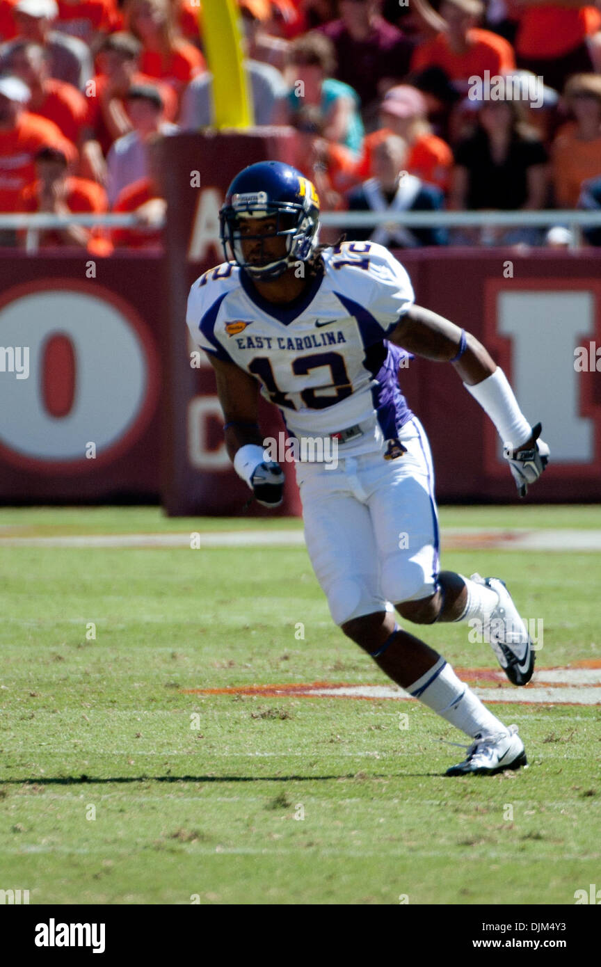 19. September 2010 läuft - Blacksburg, Virginia, Vereinigte Staaten von Amerika - East Carolina WR Dayon Arrington (#12) eine Route im 2. Quartal Aktion Lane-Stadion in Blacksburg, Virginia. Virginia Tech besiegt East Carolina 49-27. (Kredit-Bild: © Rassi Borneo/Southcreek Global/ZUMApress.com) Stockfoto