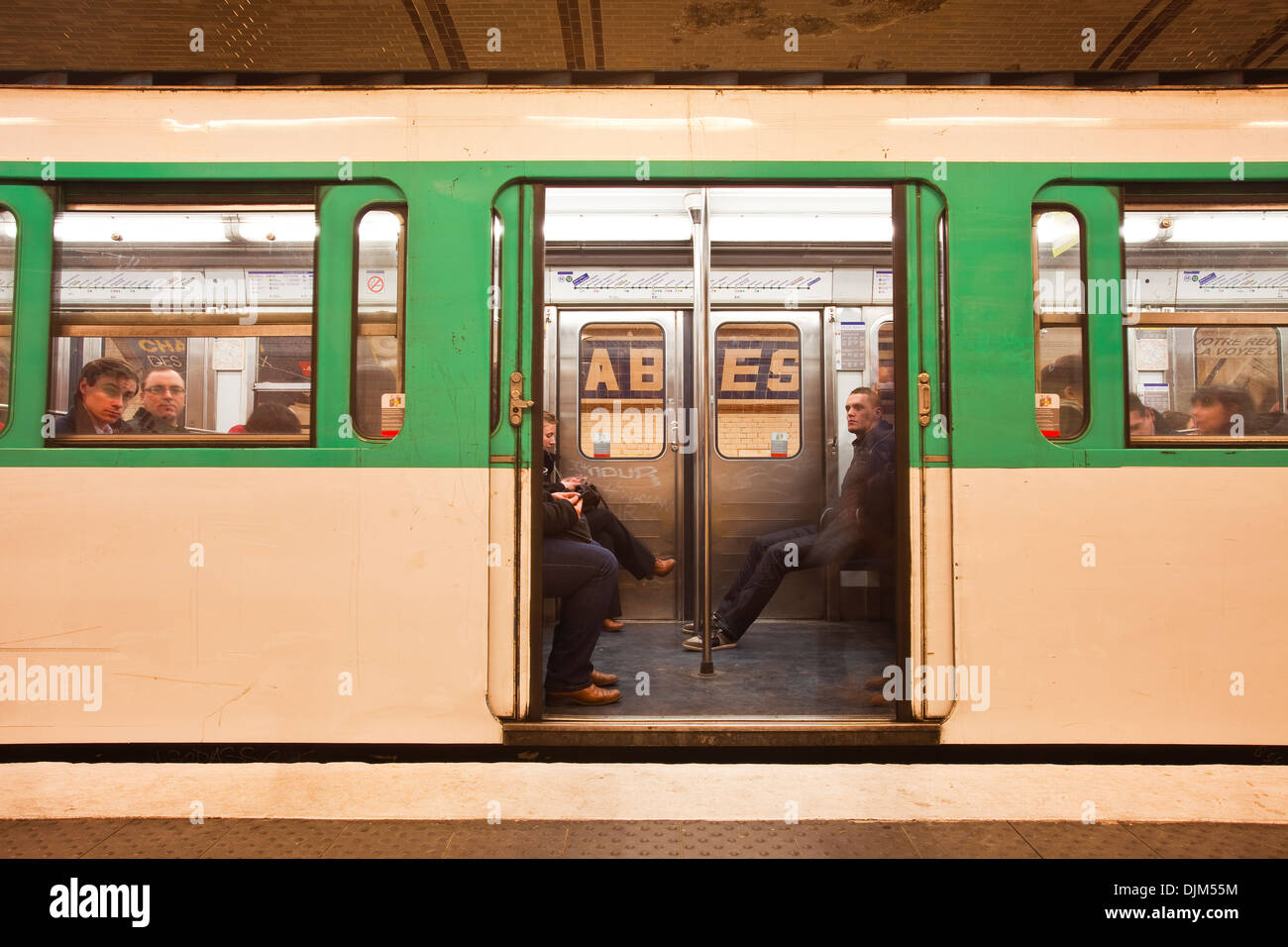 Paris Metro erwartet Abfahrt. Stockfoto