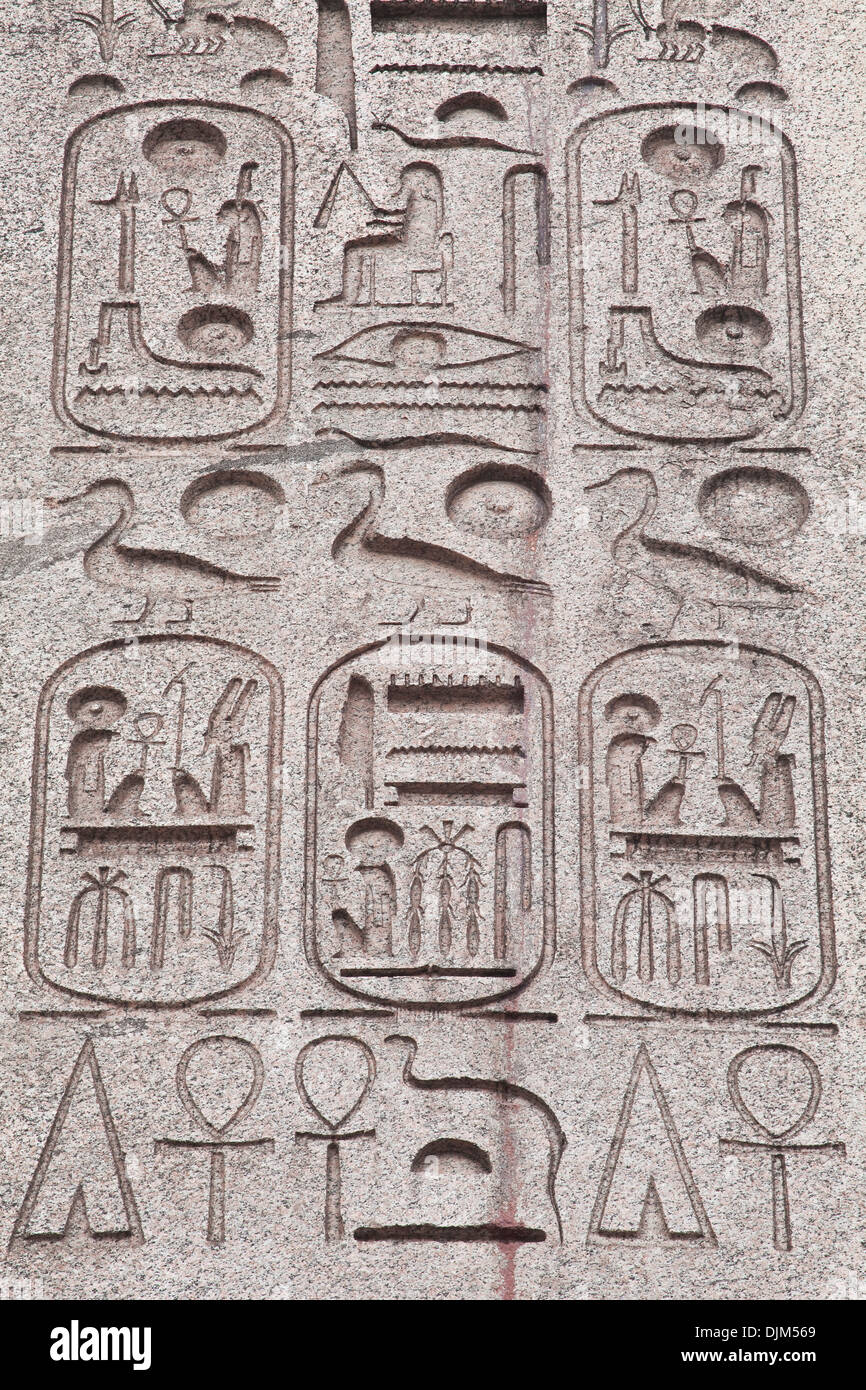 Ägyptische Hieroglyphen auf Kleopatras Nadel auf dem Place De La Concorde in Paris. Die Nadel ist über 3000 Jahre alt. Stockfoto