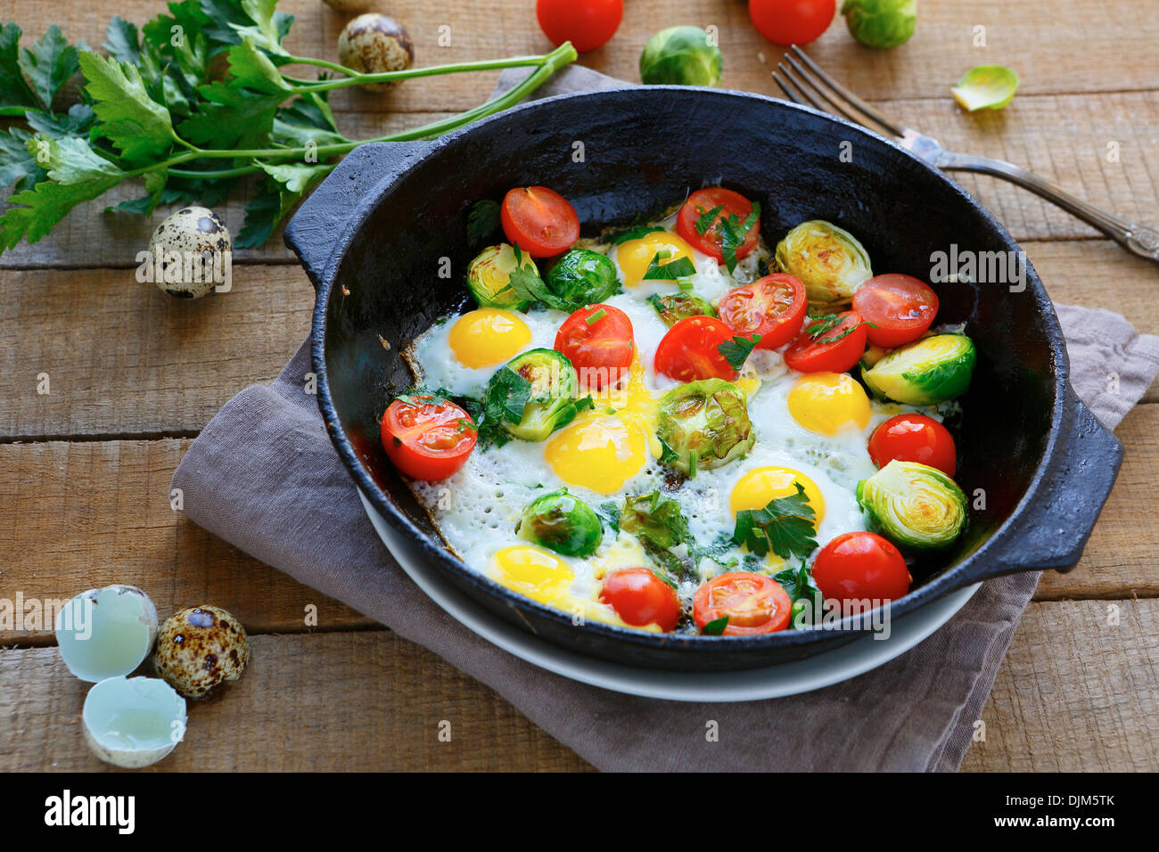 Spiegelei mit Gemüse-Mix, rustikales Essen Stockfoto