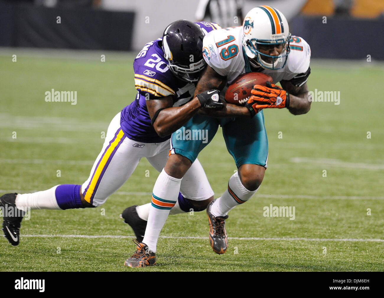 19. September 2010 befasst sich mit Sicherheit - Minneapolis, Minnesota, Vereinigte Staaten von Amerika - Minnesota Vikings Madieu Williams #20 Miami Dolphins Wide Receiver Brandon Marshall #19 nach einem 6 Yard catch im 3. Quartal.  Die Delphine besiegte die Wikinger 14-10 im Mall of America Field. (Kredit-Bild: © Marilyn Indahl/Southcreek Global/ZUMApress.com) Stockfoto