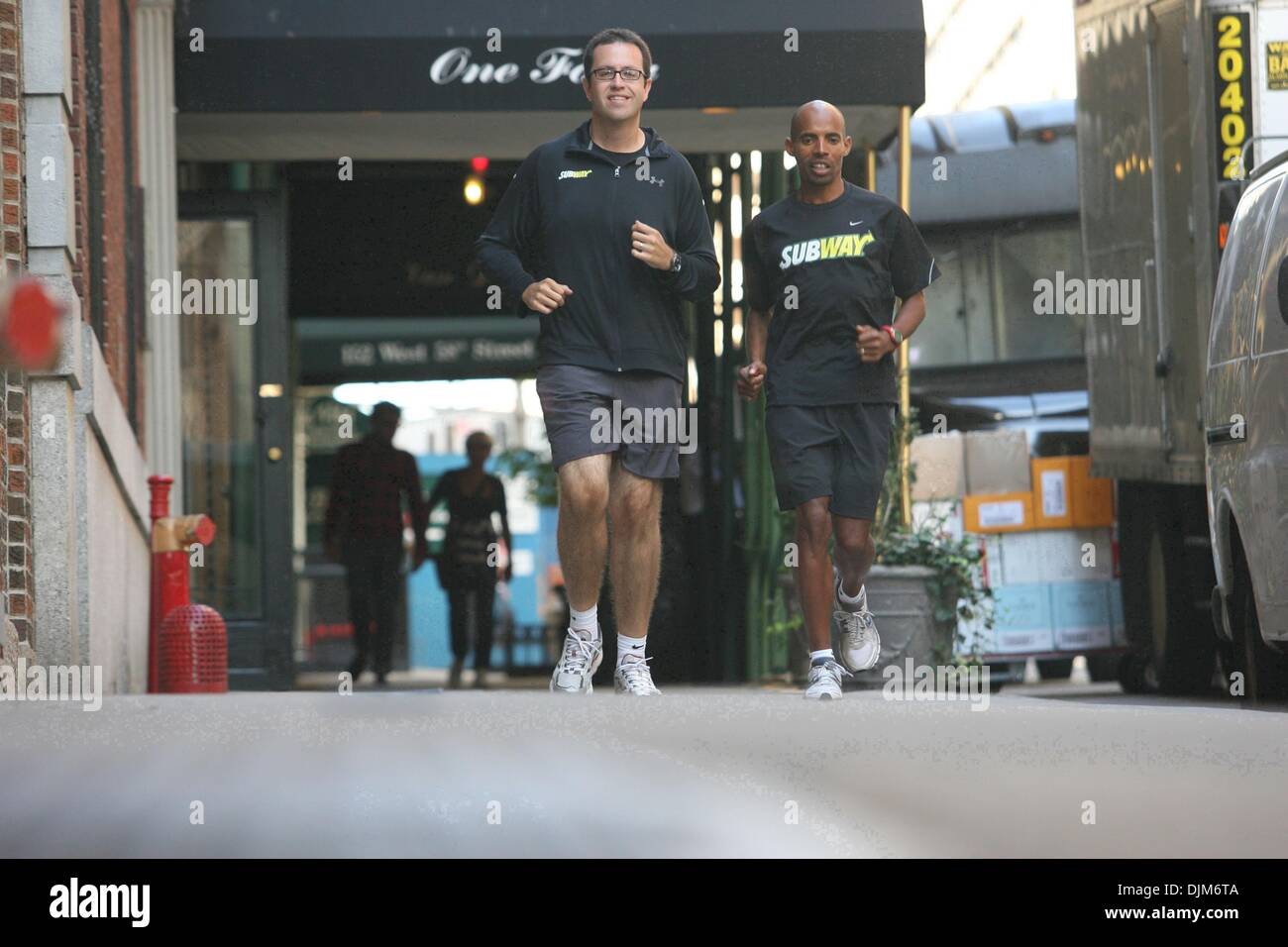 20. September 2010 - Manhattan, New York, USA - 2009 US-ING Marathon Läufer Sieger MEB KEFLEZIGHI Subway Sandwich-Enthusiasten JARED FOGLE während Trainging für den 7. November Marathontag gesellt. (Bild Kredit: Mariela Lombard/ZUMApress.com ©) Stockfoto