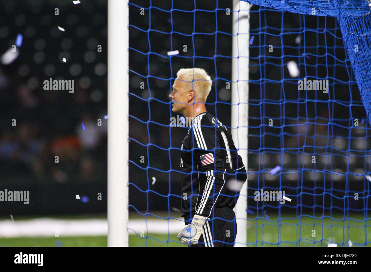 22. September 2010 - wurde Kansas City, Kansas, Vereinigte Staaten von Amerika - Kansas City Wizards Torhüter Jimmy Nielsen #1 in seinem Ziel bereit steht, Spiel wieder aufzunehmen, da das Konfetti nach dem Spiel fällt bei 3 Stück gebunden. Die Kansas City Wizards gegen Houston Dynamo 4: 3 im CommunityAmerica Ballpark. (Kredit-Bild: © Tyson Hofsommer/Southcreek Global/ZUMApress.com) Stockfoto
