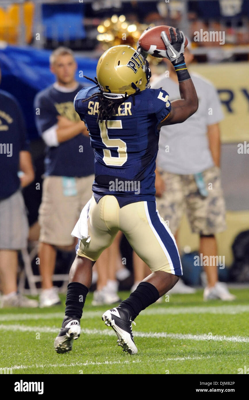 23. September 2010 - Pittsburgh, Pennsylvania, Vereinigte Staaten von Amerika - 23. September 2010: Pittsburgh Panther KR Cameron Saddler (#5) Felder einen Punt im frühen 3. Quartal bei Heinz Field in Pittsburgh, Pennsylvania. Miami schlägt Pittsburgh 31-3. (Kredit-Bild: © Paul Lindenfelser/Southcreek Global/ZUMApress.com) Stockfoto