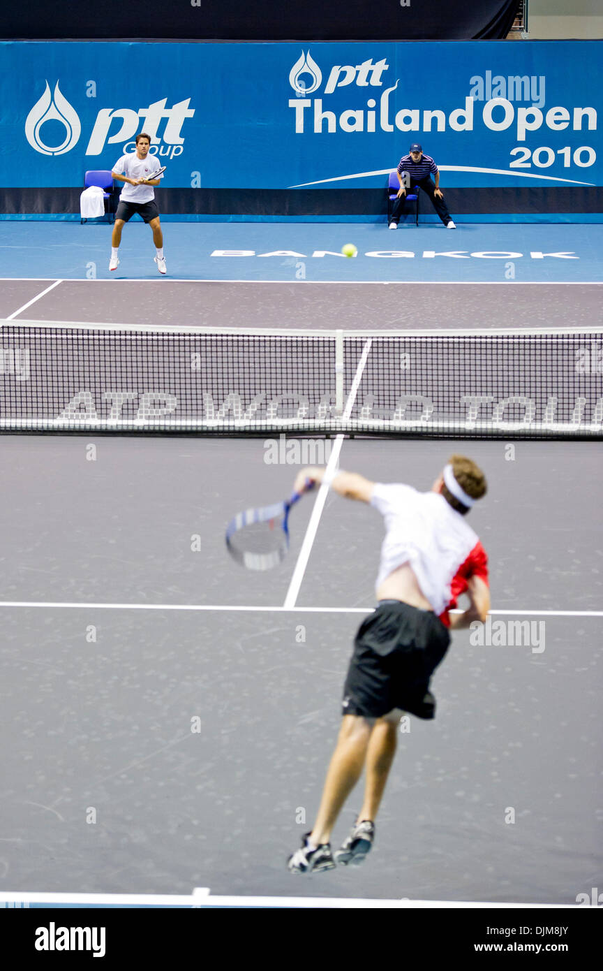 24. September 2010 - Bangkok, Thailand - RYLER DEHEART der USA während seiner Qualifikationsspiel gegen THIAGO ALVES von Brasilien während der Tag eins des ATP Thailand Open Tennis Turnier Spiels bei Impact Arena dient. (Kredit-Bild: © Natthawat Wongrat/ZUMApress.com) Stockfoto
