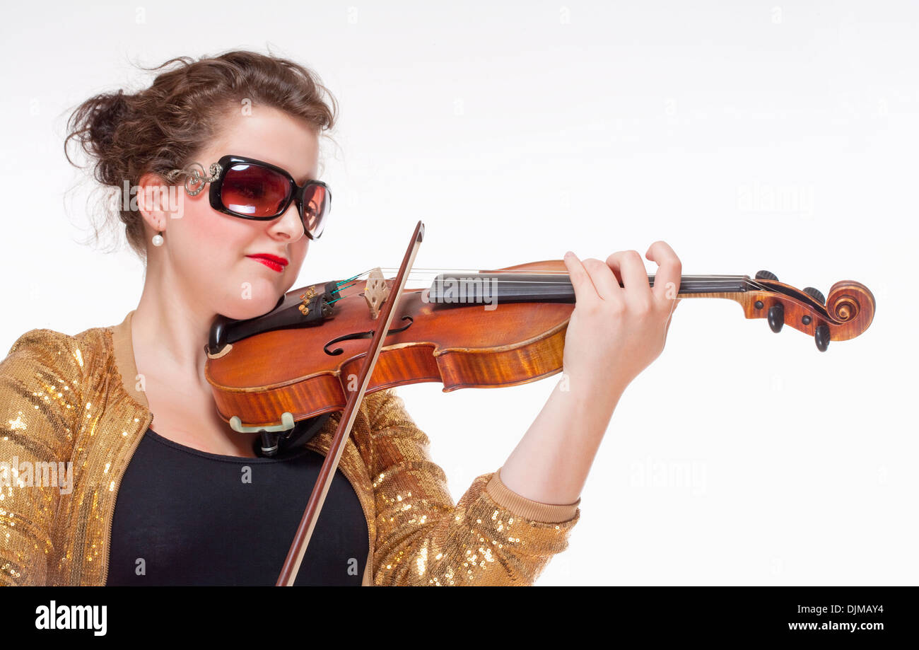 Junge weibliche Musiker spielen Violine Stockfoto