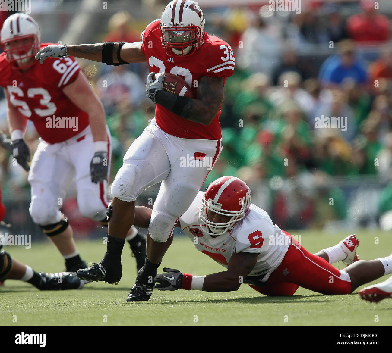 25. September 2010 - Madison, Wisconsin, Vereinigte Staaten von Amerika - Wisconsin Badgers Runningback John Clay (32) die Bekämpfung von Austin Peay Governors Sicherheit Amius Smith (6) zu vermeiden. Wisconsin Badgers besiegte Austin Peay Governors 70 - 3 im Camp Randall Stadium. (Kredit-Bild: © John Fisher/Southcreek Global/ZUMApress.com) Stockfoto