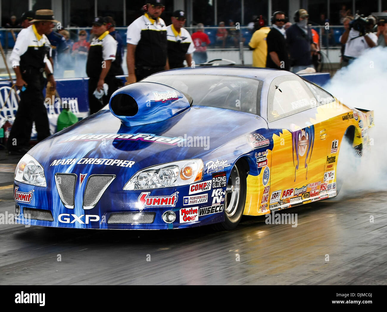 25. September 2010 - heizt Ennis, Texas, Vereinigte Staaten von Amerika - Kurt Johnson #8, Treiber für Mark Christopher Pro Stock Car die Hinterreifen, bevor machen eine Qualifikation bei den O'Reilly Fall Nationals in Texas Motorplex in Ennis / Texas statt. (Kredit-Bild: © Dan Wozniak/Southcreek Global/ZUMApress.com) Stockfoto