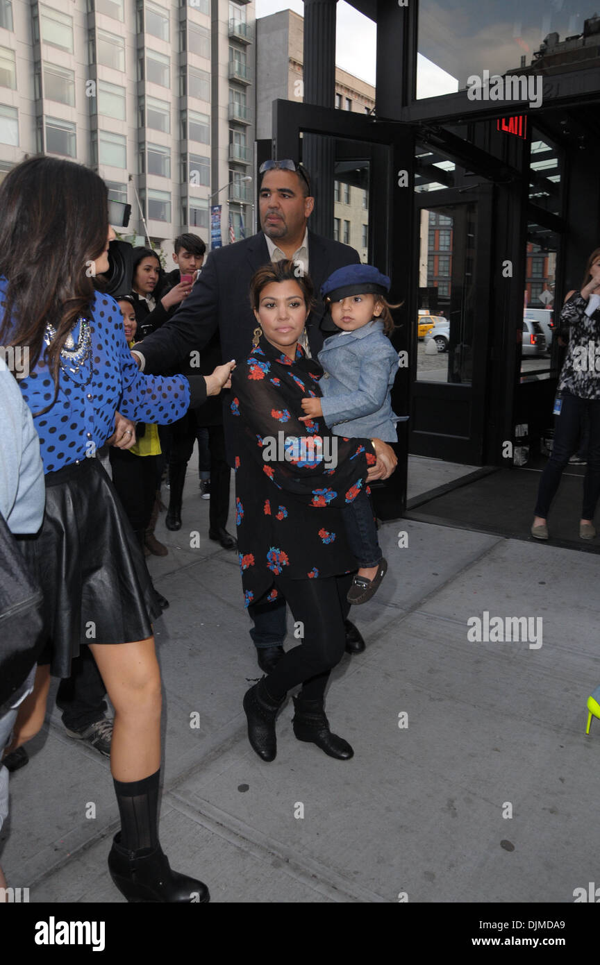 Kim Kardashian Kylie Jenner Kendall Jenner Kourtney Kardashian und Sohn Mason entdeckt mit Kardashian Familie in Fleischverpackung Stockfoto