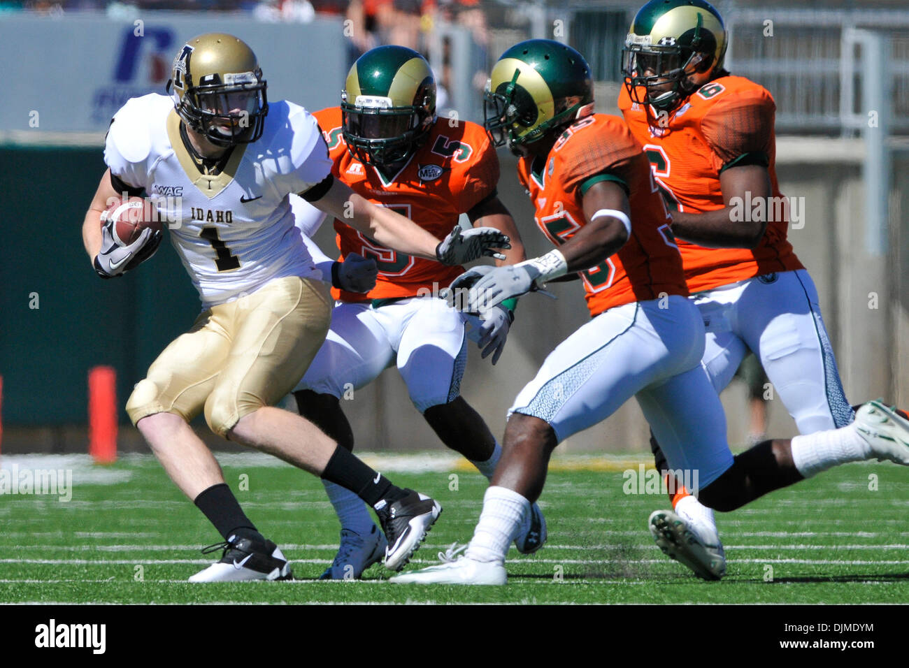 25. September 2010 - Fort Collins, Colorado, Vereinigte Staaten von Amerika - Idaho Wide Receiver Eric Greenwood (1) wird betrieben von Colorado State Cornerback Momo Thomas (5) und Defensive back Elfenbein Herde (35). Die Colorado State Rams besiegte die Idaho-Vandalen mit einem Score von 36 bis 34 bei Sonny Lubick Field Stadium Hughes. (Kredit-Bild: © Andrew Fielding/Southcreek Global/ZUMApress.com) Stockfoto
