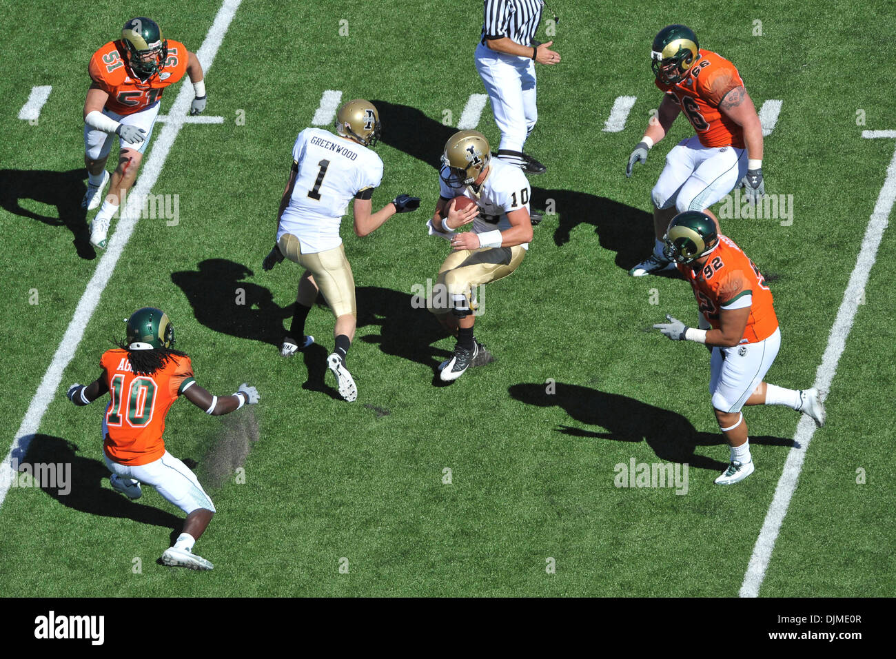 25. September 2010 - Fort Collins, Colorado, Vereinigte Staaten von Amerika - Idaho Quarterback Nathan Enderle (10) bereitet, getroffen zu werden, und vermeidet Teamkollege Eric Greenwood (1), wie er von vier umgeben ist Colorado State Verteidiger einschließlich defensive back Shaq Bell (10) und Linebacker Alex Williams (51). Die Colorado State Rams besiegte die Idaho-Vandalen mit einem Score von 36 bis 34 bei Sonny Lubick Stockfoto