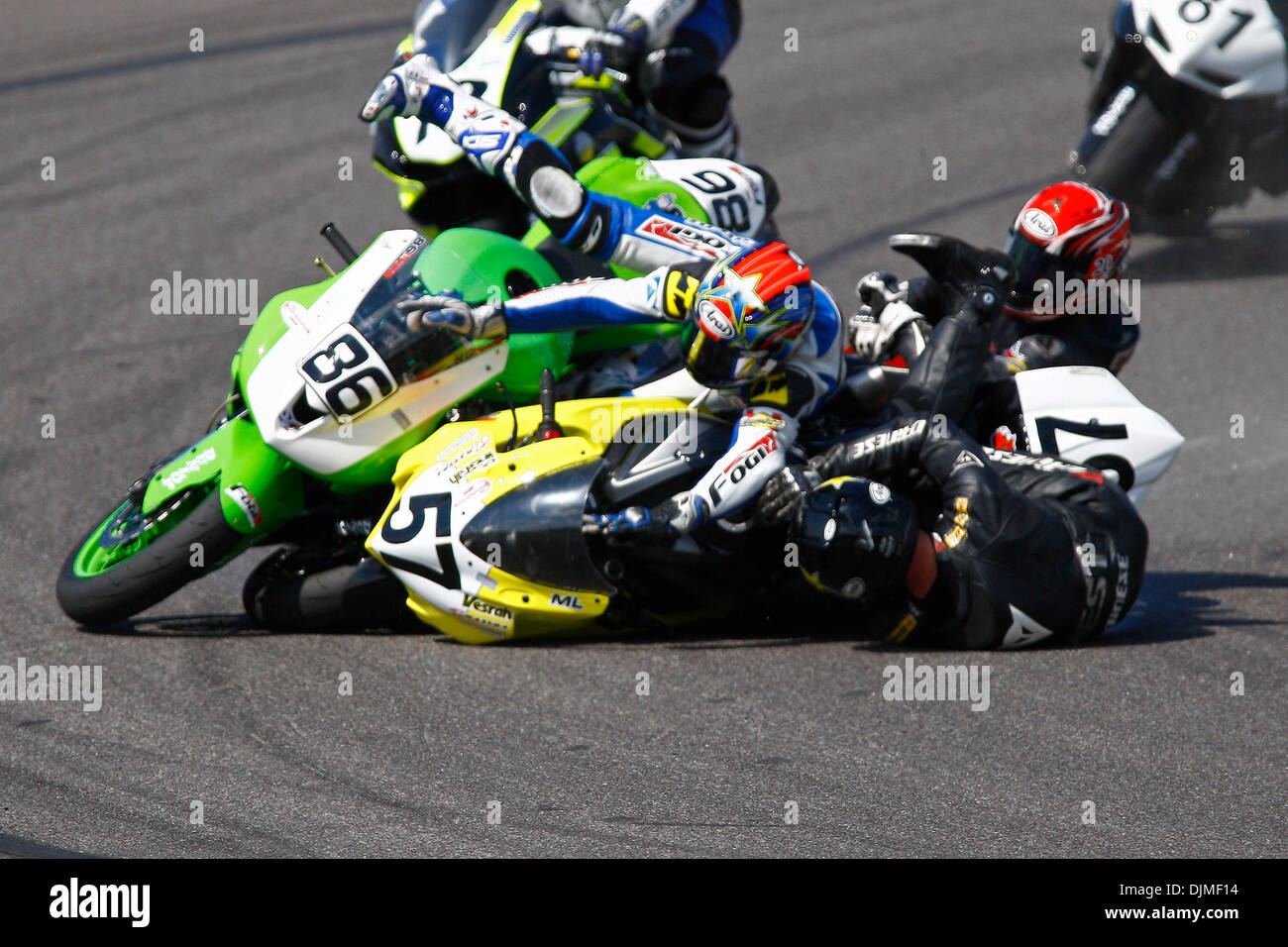 25. September 2010 - ging Birmingham, Al, Vereinigte Staaten von Amerika - Cory West (57), Jodi Christie (120) und Ben Young (86) während der AMA Pro Daytona SportBike-Rennens im Barber Motorsports Park herausnehmen. (Kredit-Bild: © Jason Clark/Southcreek Global/ZUMApress.com) Stockfoto