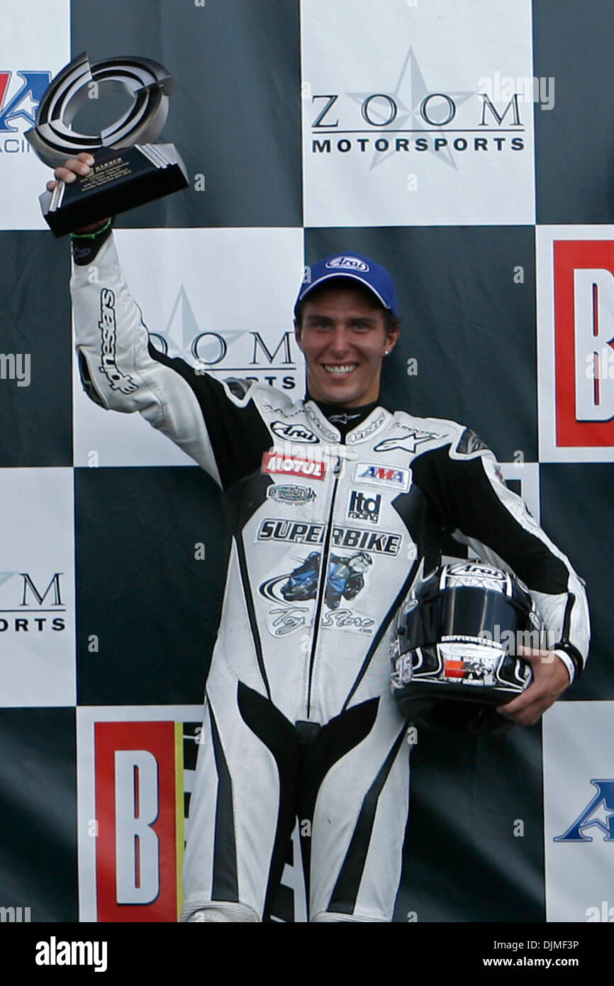 25. September 2010 - Birmingham, hisst Al, Vereinigte Staaten von Amerika - Huntley Nash seine Trophäe nach dem Gewinn der AMA Pro Supersport-Rennen im Barber Motorsports Park. (Kredit-Bild: © Jason Clark/Southcreek Global/ZUMApress.com) Stockfoto