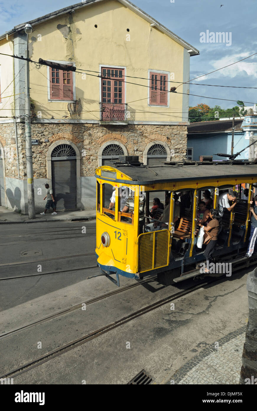 Bonde, Rios berühmte elektrische Straßenbahn an der Haltestelle Largo do Guimaraes; Rio De Janeiro, Espirito Santo, Brasilien. Stockfoto