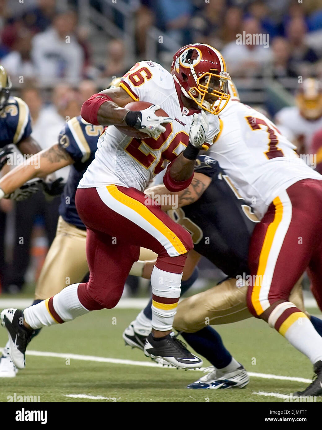 Sep 26, 2010 - St. Louis, Missouri, USA - Washington-Runningback CLINTON PORTIS (26) trägt den Ball im Spiel zwischen den St. Louis Rams und den Washington Redskins im Edward Jones Dome. Die Rams besiegte die Redskins 30 auf 16. (Kredit-Bild: © Mike Granse/ZUMApress.com) Stockfoto