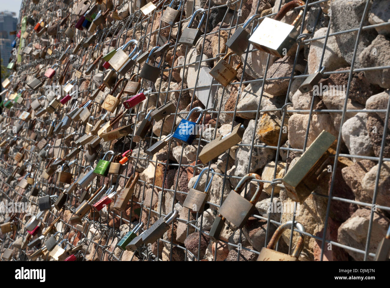 Liebe / Freundschaft Vorhängeschlösser an Draht befestigt mesh Mauern von Recyclingbaustoffen, Sydney Stockfoto