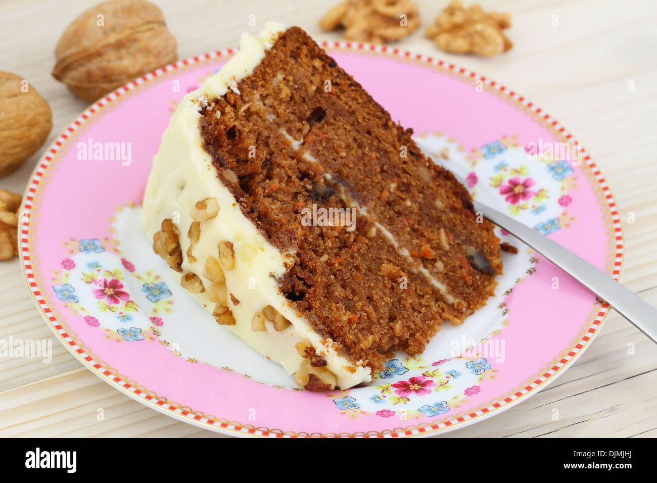 Karotte und Walnuss-Kuchen mit Marzipan Vereisung Stockfoto