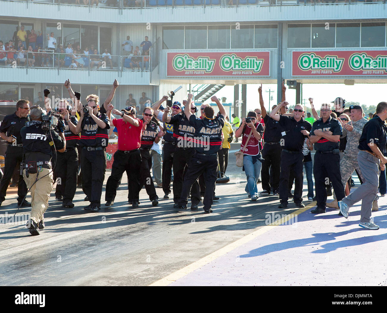 26. September 2010 - Ennis, Texas, Vereinigte Staaten von Amerika - Tony Schumacher-Team-Mitglieder feiert seine letzte Runde gewinnen bei den O'Reilly Fall Nationals in Texas Motorplex in Ennis / Texas statt. (Kredit-Bild: © Dan Wozniak/Southcreek Global/ZUMApress.com) Stockfoto