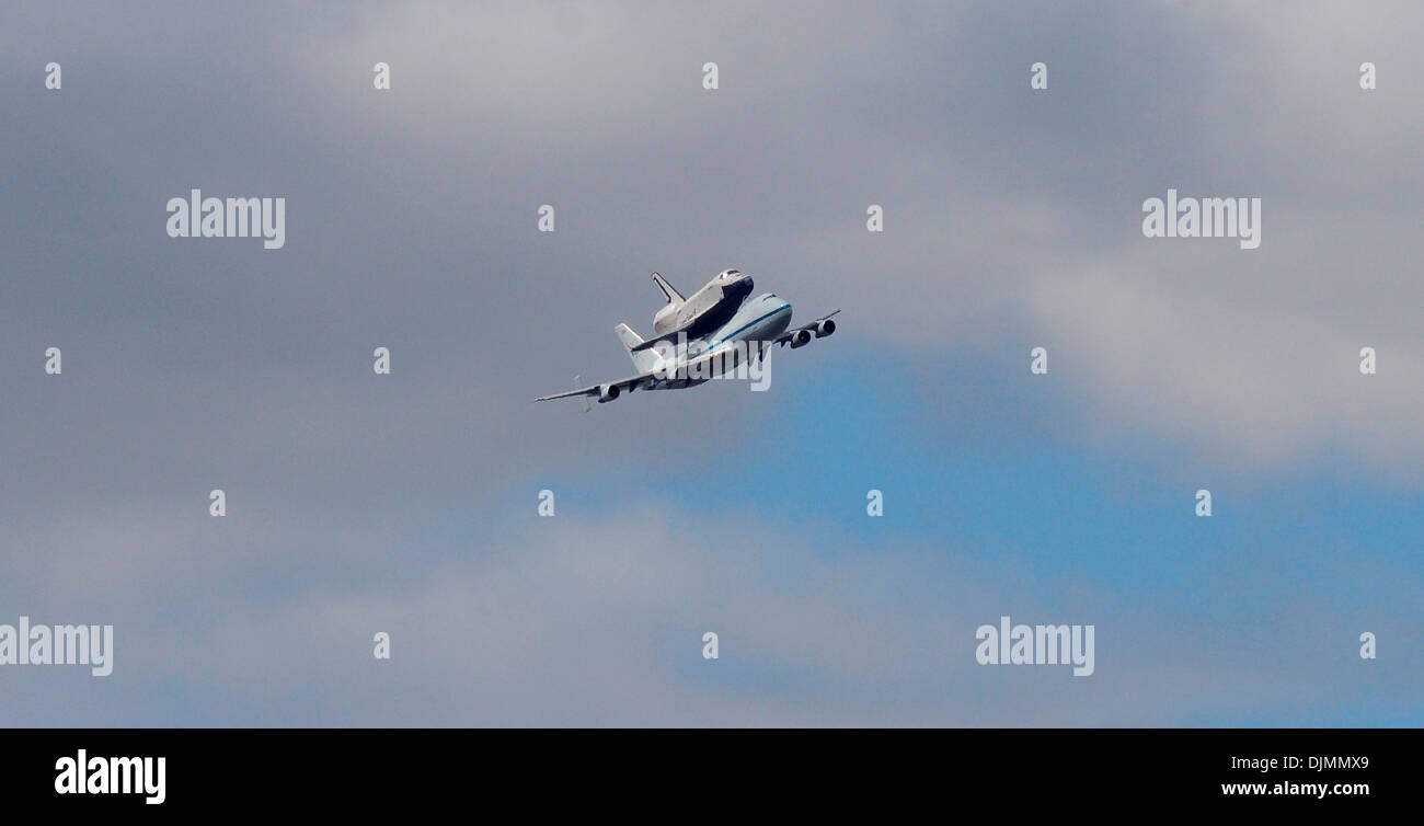 Die Space Shuttle Enterprise fliegt über New York City auf einem NASA-Flugzeug unterwegs zum Flughafen JFK New York City USA geschnallt- Stockfoto