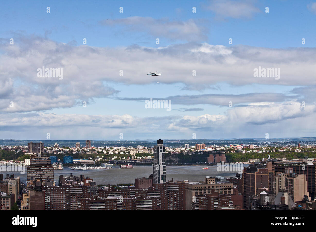 Die Space Shuttle Enterprise fliegt über New York City auf einem NASA-Flugzeug unterwegs zum Flughafen JFK New York City USA geschnallt- Stockfoto