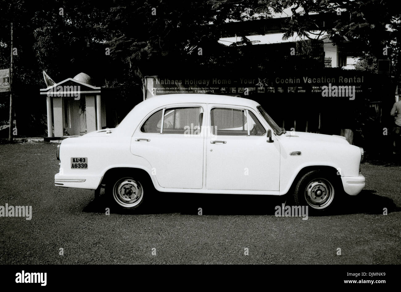 Hindustan Ambassador Mietwagen in Fort Kochi Cochin in Kerala in Südindien in Asien. Autos Fahrzeug Road Straßenleben Lifestyle Transport Reisen Stockfoto