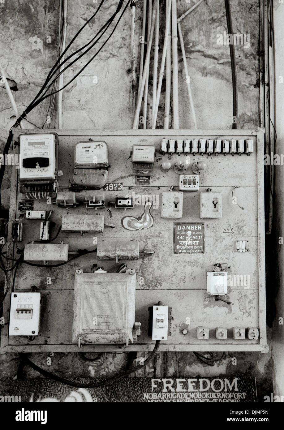 Dokumentarische Fotografie-Kreuzung Schaltschrank in Fort Kochi Cochin in Kerala in Indien in Südasien. Strom- Stockfoto