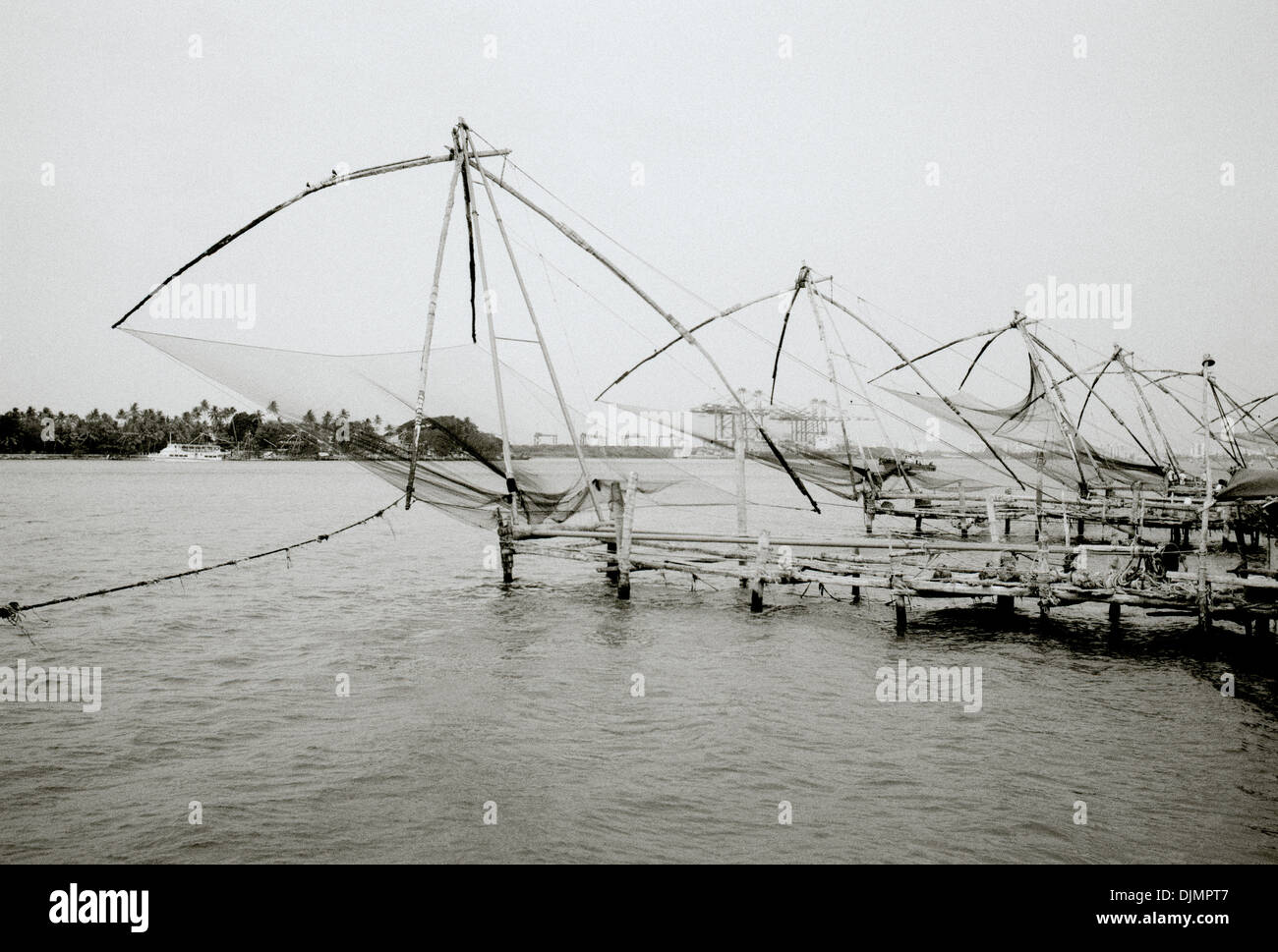 Chinesische Fischernetze in Fort Kochi Cochin in Kerala in Südindien in Asien. Fische Net Meer Arbeit alte Geschichte Landschaft Technologie Travel Eskapismus Stockfoto