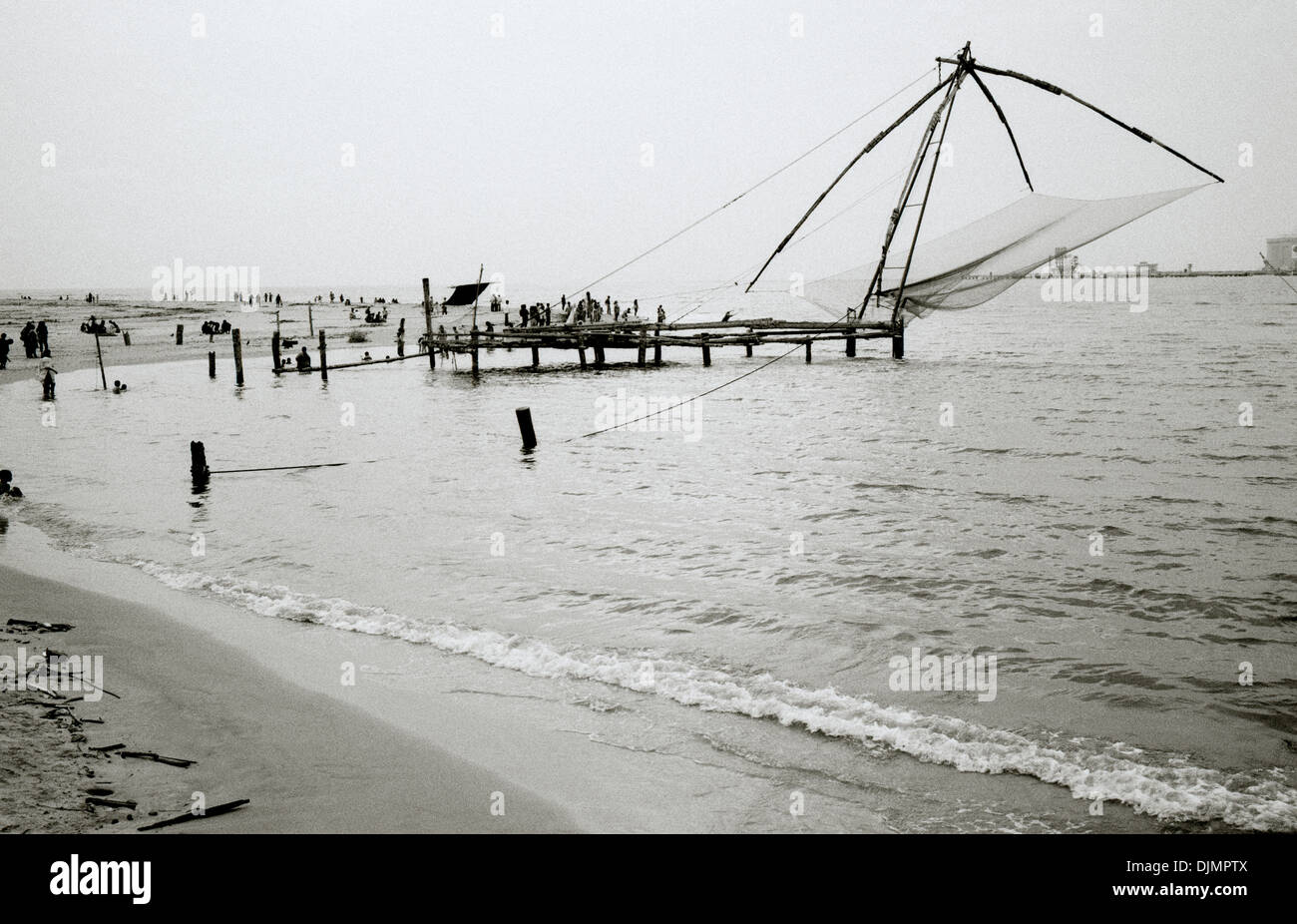 Chinesische Fischernetze in Fort Kochi Cochin in Kerala in Südindien in Asien. Fische Net Meer Arbeit alte Geschichte Landschaft Technologie Travel Eskapismus Stockfoto