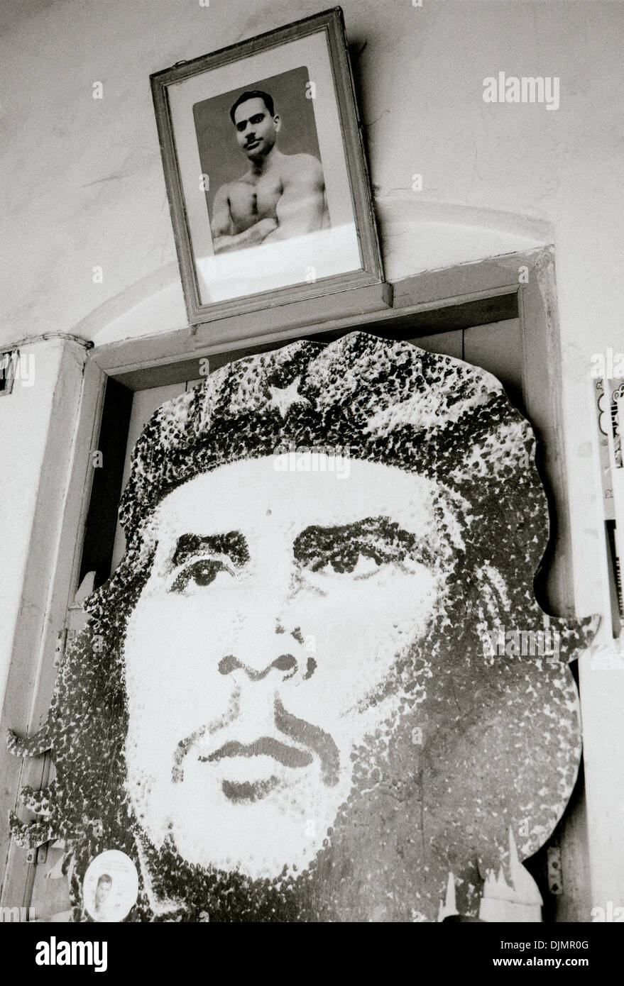 Che Guevara in der kommunistischen Lesesaal in Fort Kochi Cochin in Kerala in Südindien in Asien. Kultur Porträt Revolution Politik politische Reisen Stockfoto