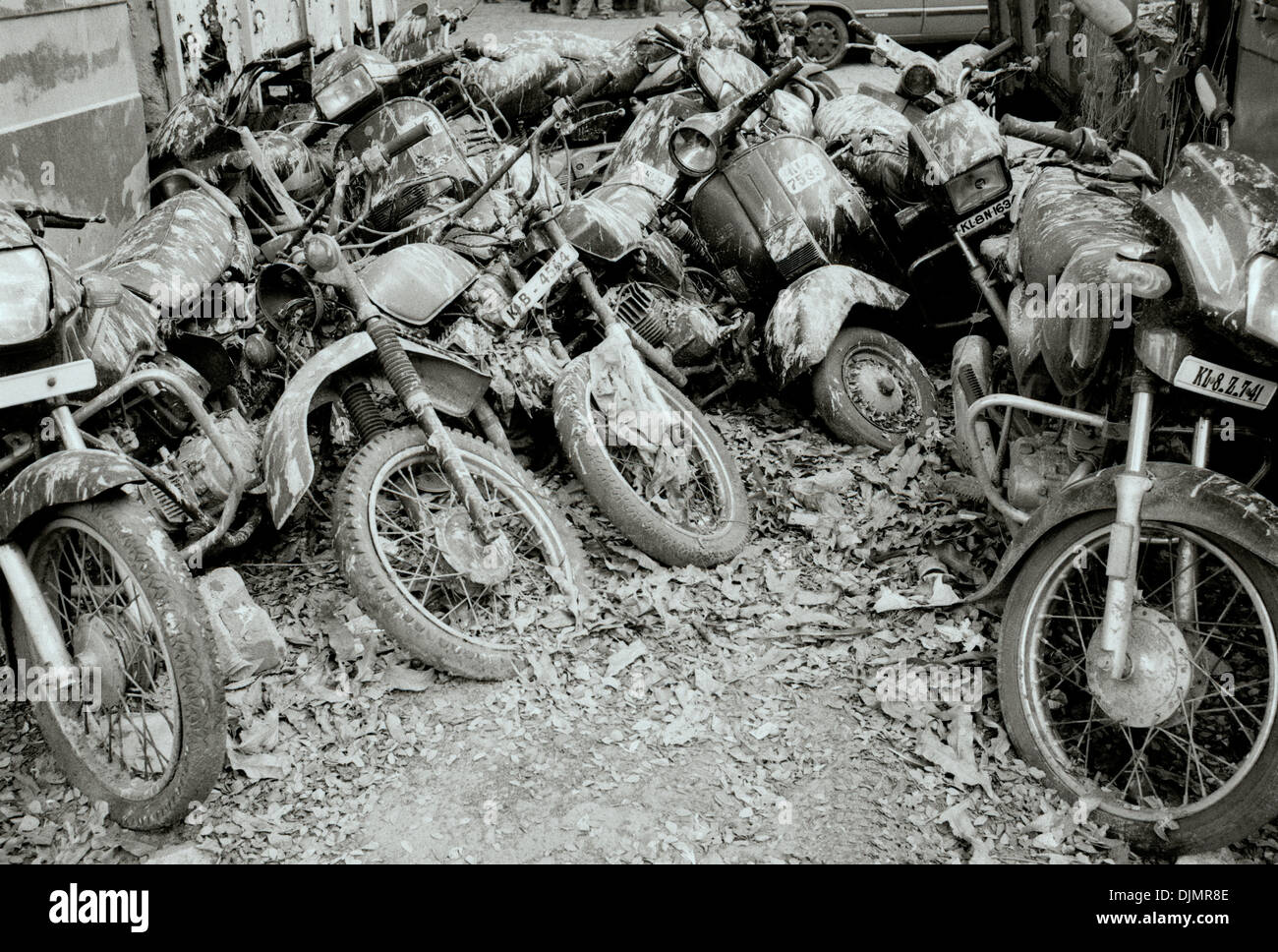 Dokumentarische Fotografie - Motorrad dump in Fort Kochi Cochin in Kerala in Indien in Südasien. Vespa Moped Transport Recycling Recycling Recycling Stockfoto