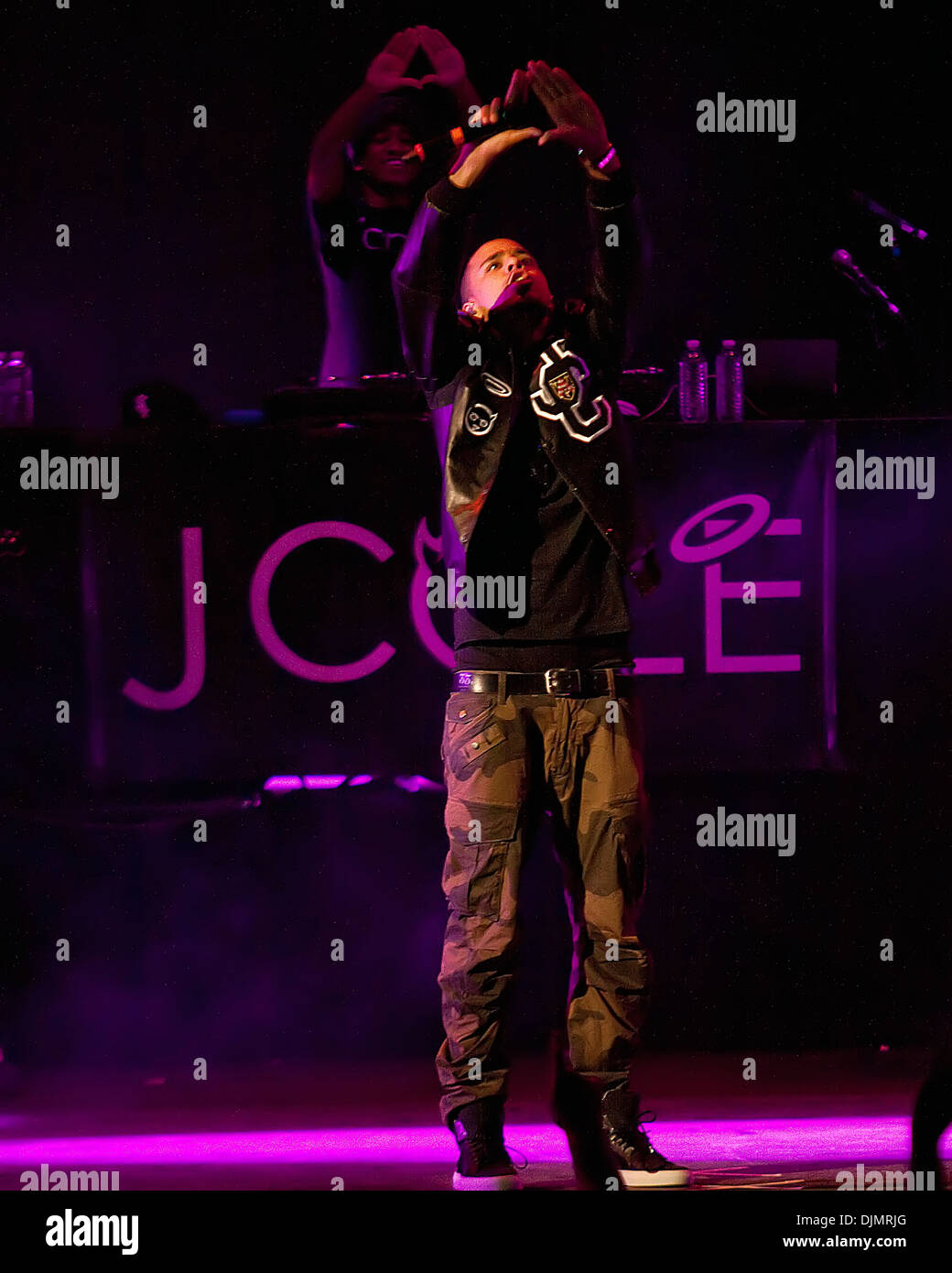 J Cole tritt bei Ashley Möbel HomeStore Pavillon als Teil seiner "Club Paradise Tour" Phoenix Arizona - 10.05.12 Stockfoto